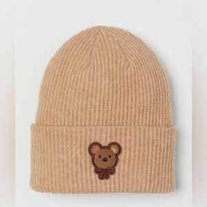 🆕🧸 H&M  Soft, adorbs knit hat. Foldover cuff w/small fabric bear appliqué front.